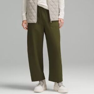 Lululemon Lightweight Mid-Rise Barrel-Leg Cropped Pant Ether Green 14